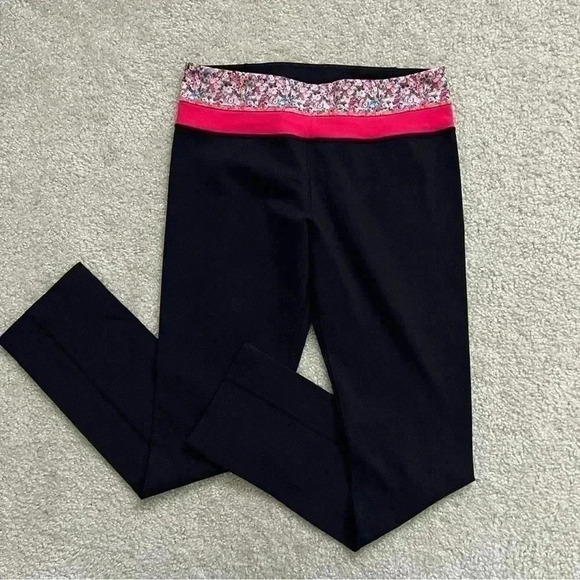 Lululemon Leggings Black & Flowers Women’s Size 8 Gym Active Yoga - Picture 1 of 15